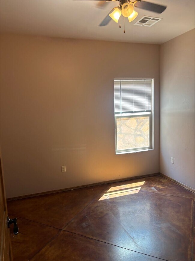Building Photo - Beautiful Home