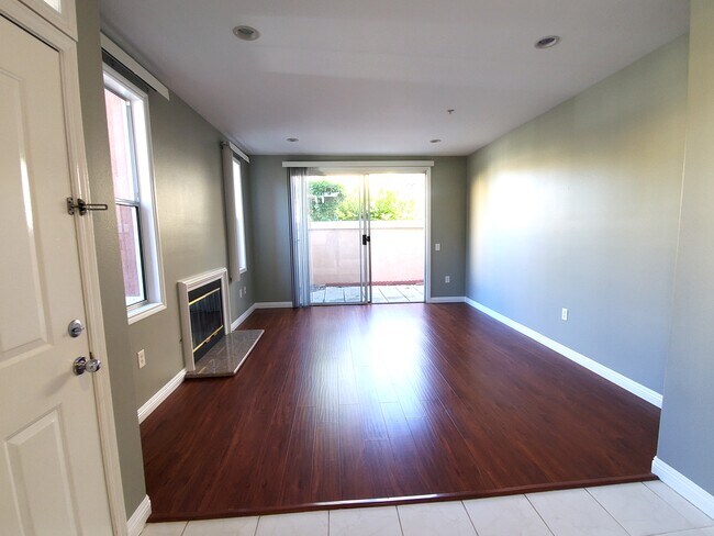 Building Photo - 1404 Reggio Aisle