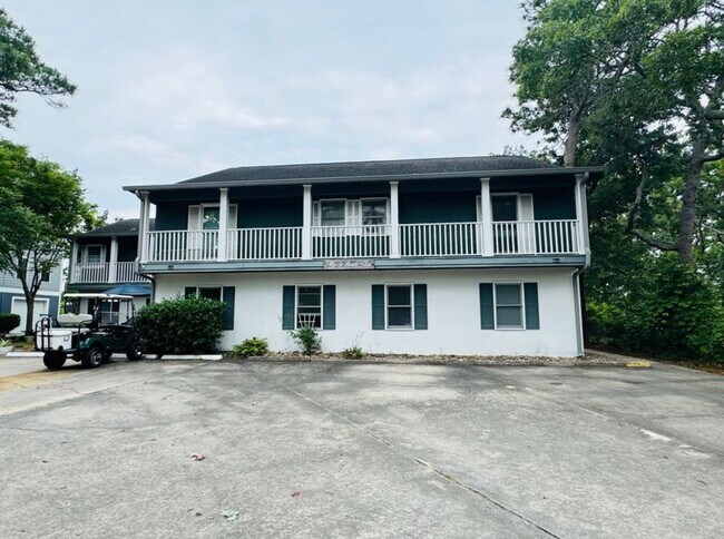 Building Photo - FULLY FURNISHED - Just steps to the beach! PERFECT FOR TRAVELING PROFESSIONALS!