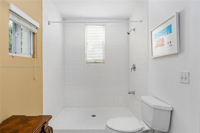 Building Photo - 696 NE 68th St