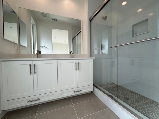 Building Photo - BRAND NEW 4 BED, 3.5 BATHS, 2070 SQ FT TOWNHOME BY KH HOMES