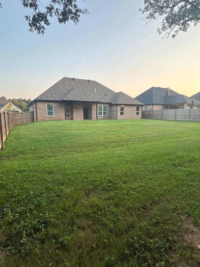 Building Photo - Beautiful South Tyler Rental in Royal Vist...