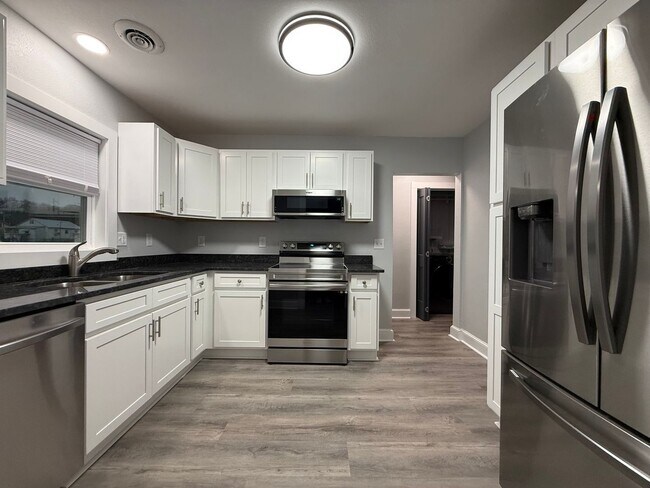 Building Photo - 313 E Bernard Ave