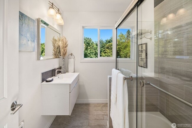 Building Photo - 3Bd/1.75Ba Seattle House