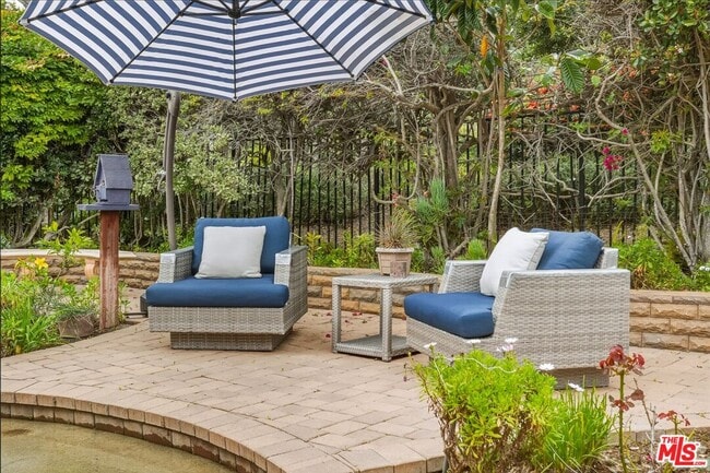 Building Photo - 6505 Beachview Dr