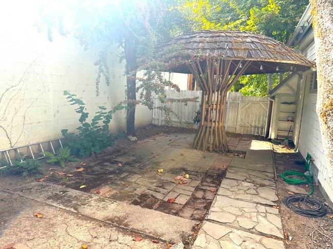 Building Photo - 3 bed 1 bath, Month to Month in the middle...