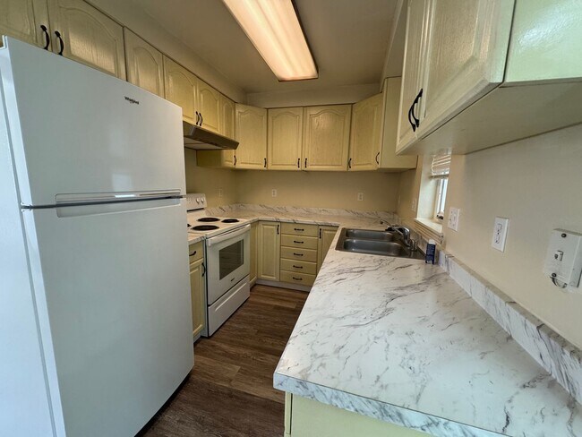 Building Photo - 2 Bed 1.5 Bath Unit!