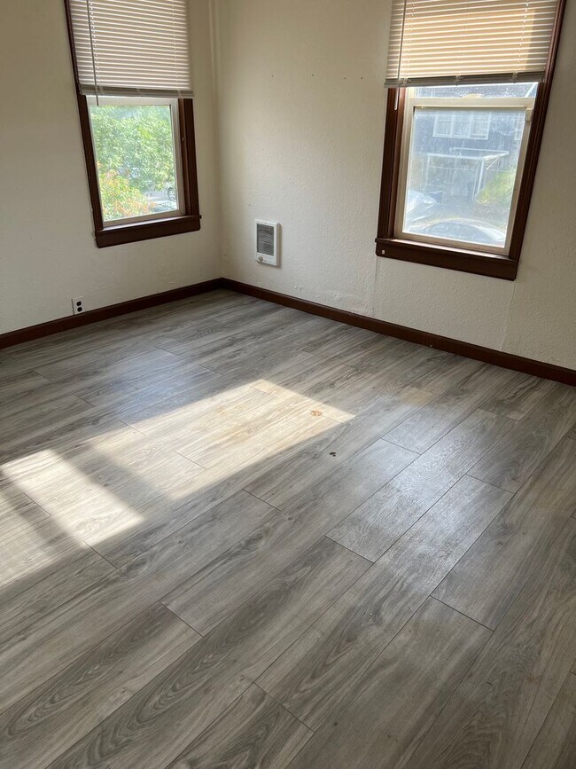 Building Photo - Valentine 1620