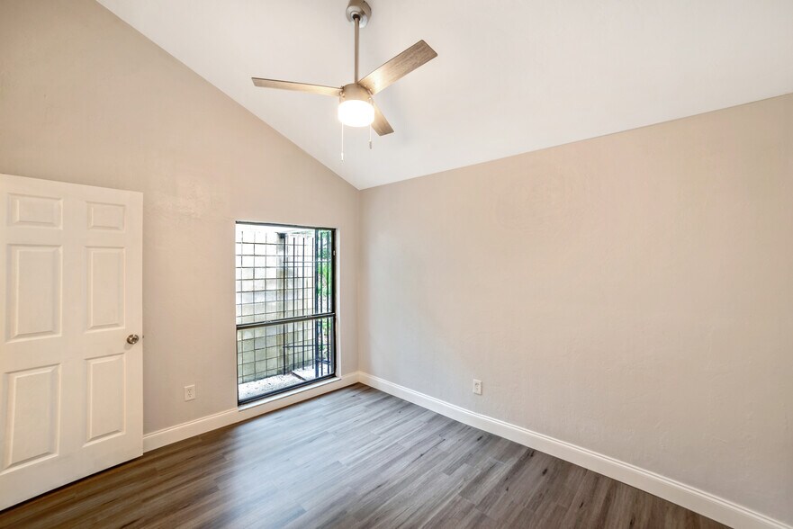 Building Photo - 4307 SW 70th Ter