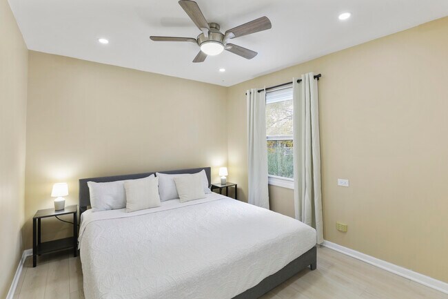 Building Photo - 1356 Larchmont Dr