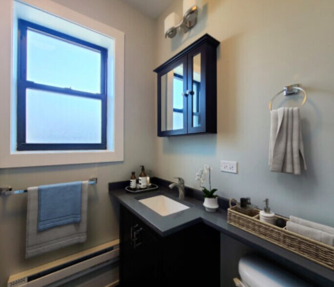 Building Photo - 4421 N Wolcott Ave