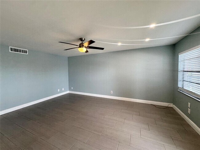 Building Photo - 12500 Capri Cir N