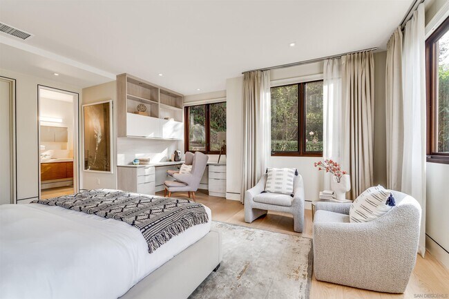Building Photo - 8070 La Jolla Scenic Dr N