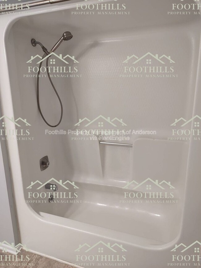 Building Photo - 213 Lake Forest Cir