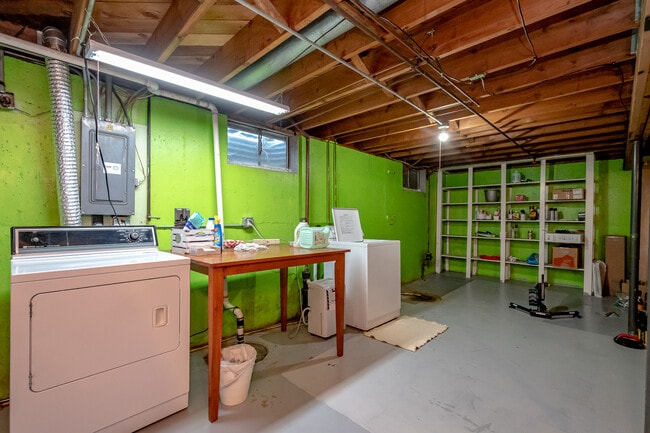 Building Photo - 2214 H St
