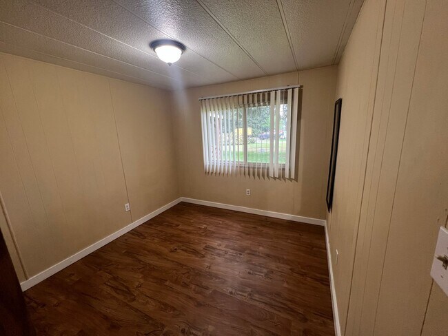 Building Photo - Quiet 2 bedroom home