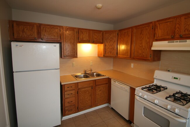 Building Photo - 4 bed- 1 bath!!