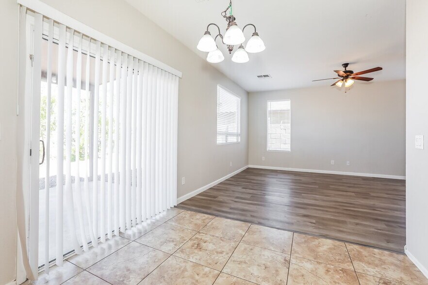 Building Photo - 4836 E Meadow Lark Way