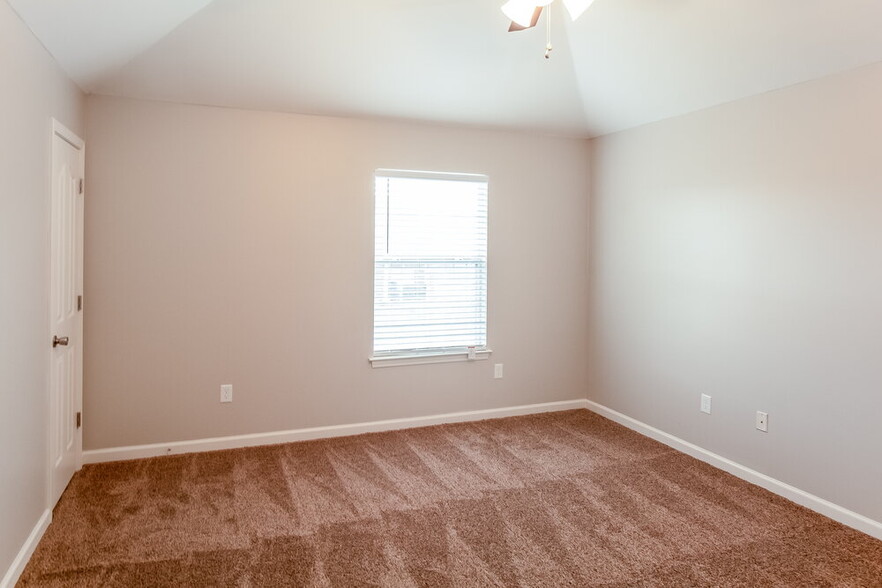Building Photo - 906 Lakemont Dr