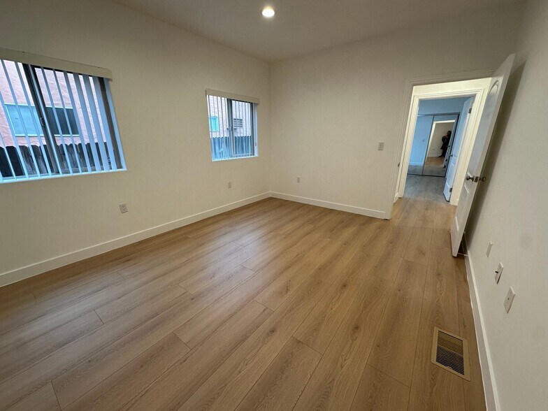 Building Photo - 1109 La Peer Dr