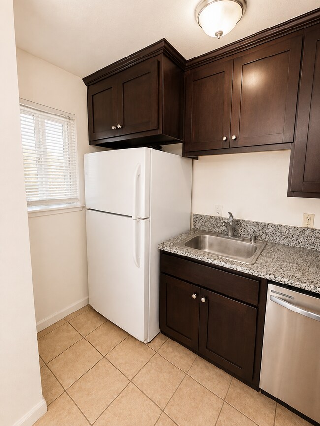 Building Photo - $1595 Moves You In - No August 2026 Rent - Two Bedroom must see! Parking On Site - Laundry On Site