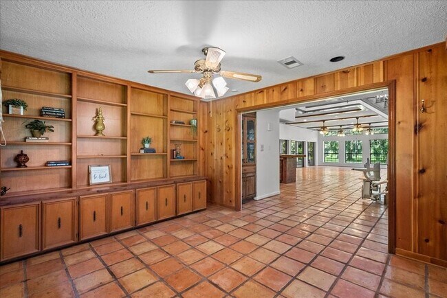 Building Photo - 3415 Bayou Dr E