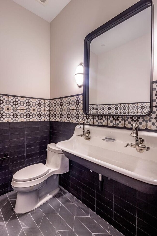 Building Photo - 6500 E Cactus Wren Rd