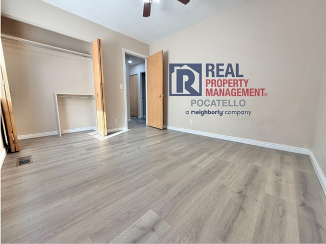 Building Photo - 4 bed 3 bath home - 2 car garage - pet friendly