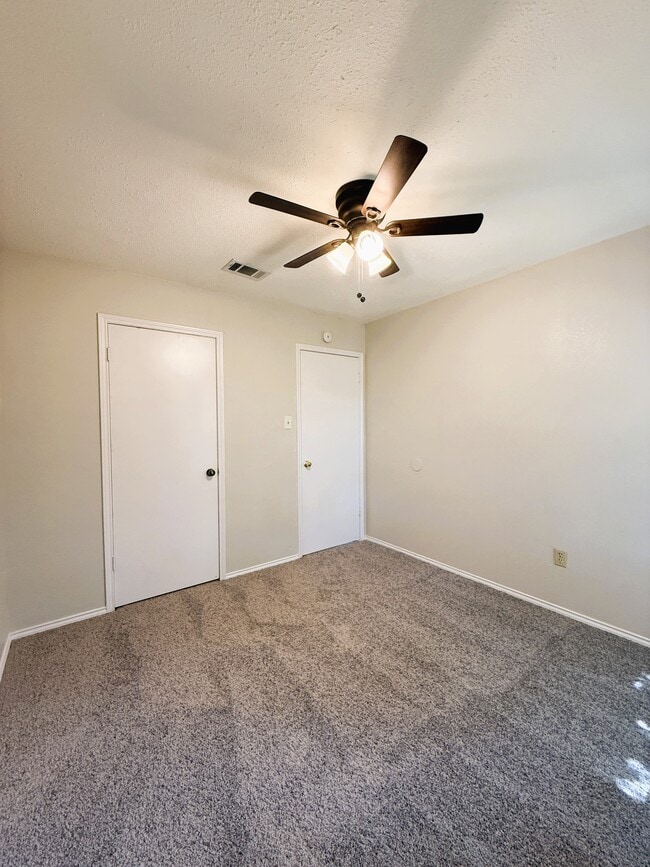 Building Photo - 1025 NW Summercrest Blvd