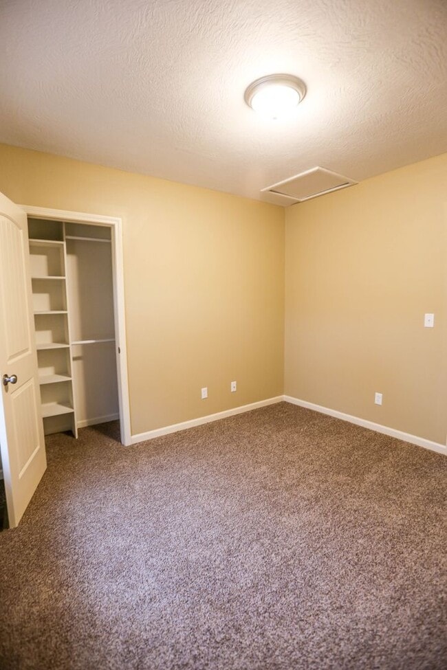 Building Photo - *--Walking Distance to MSU 4 bed 2.5 bath ...