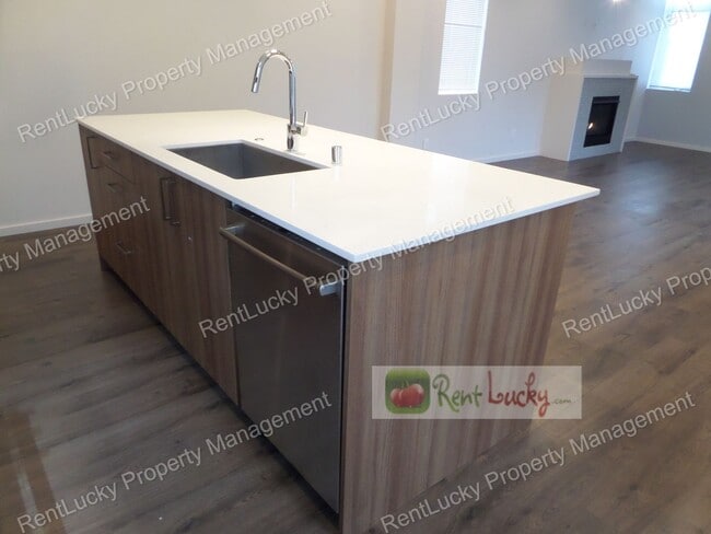 Building Photo - Stunning 4-Bedroom Newer Construction w/Huge VIEW Rooftop Deck in Fremont!!