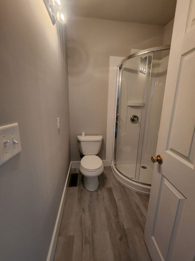 Building Photo - 2 Bedroom 1 Bath Apartment - Downtown Charleston