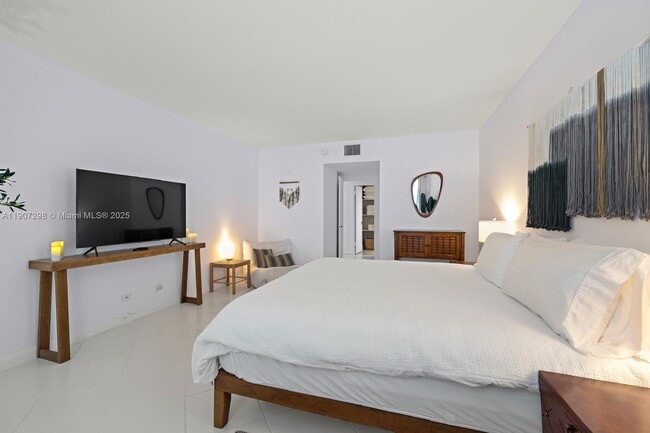 Building Photo - 2301 Collins Ave