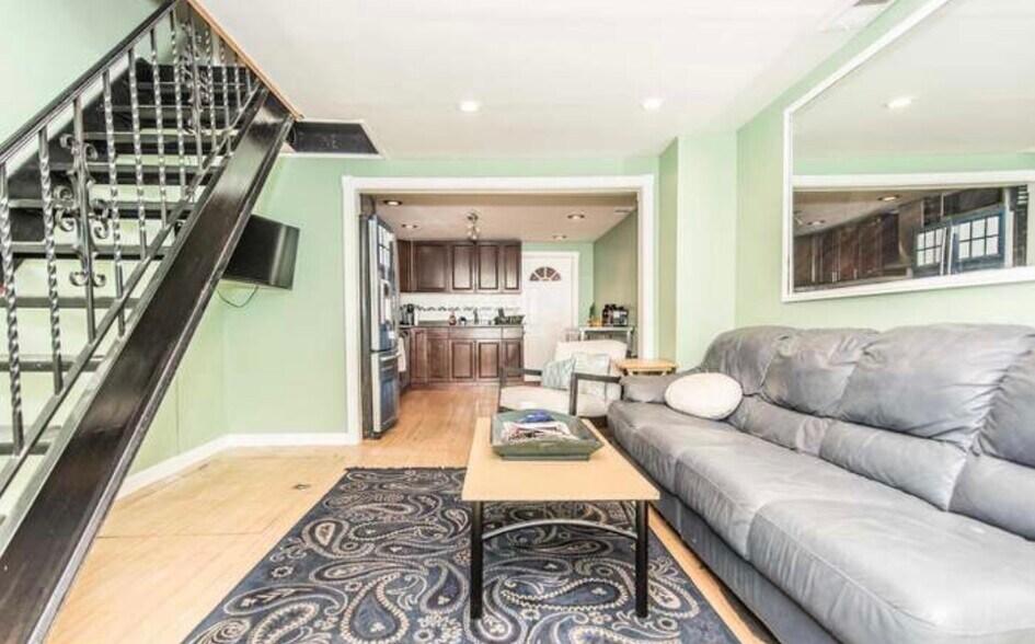 Building Photo - 1313 S American St