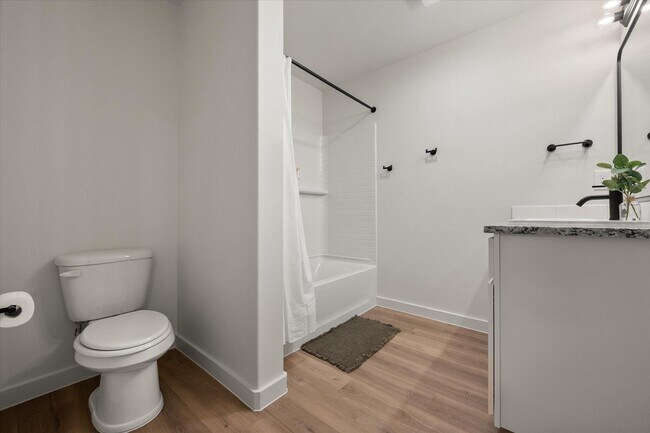 Building Photo - 2505 Kenwood Ave