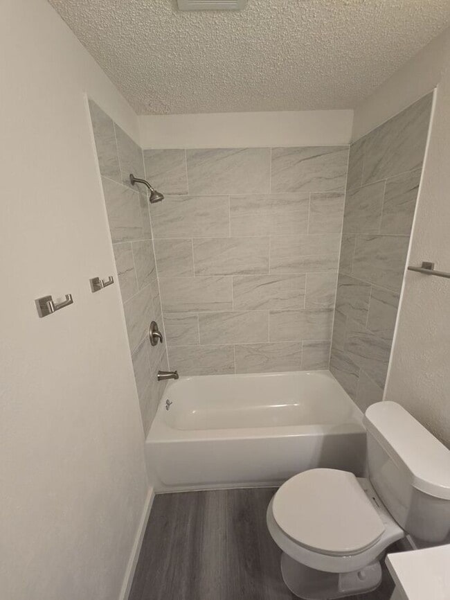 Building Photo - **Newly Updated 2 Bed Home with Spacious B...