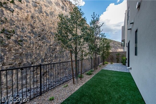 Building Photo - Modern Tri-Story Home in McDonald Highlands