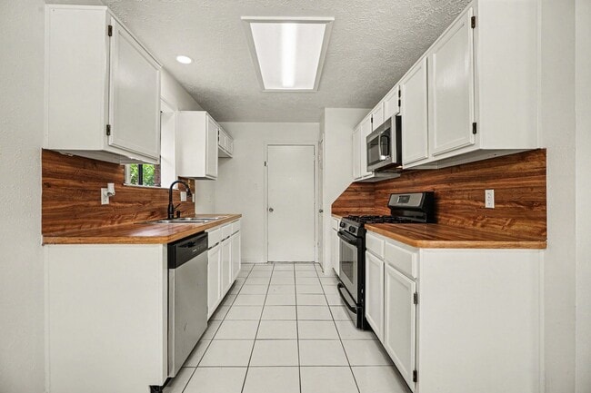 Building Photo - 2909 Forest Hills Dr