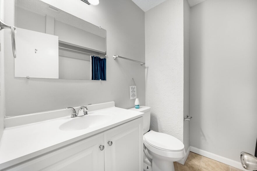 Building Photo - 1204 Glenarden Dr