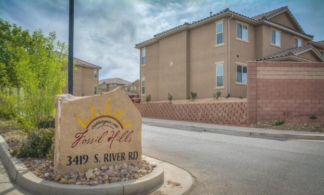Primary Photo - Great Fossil Hills Townhouse!
