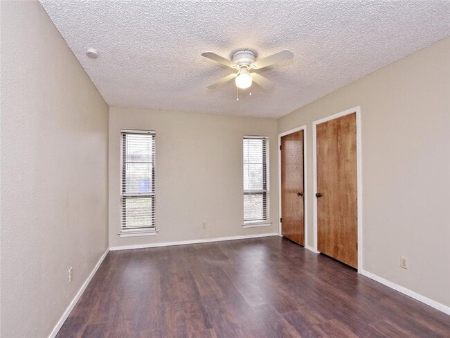 Building Photo - 2407 Versailles Dr