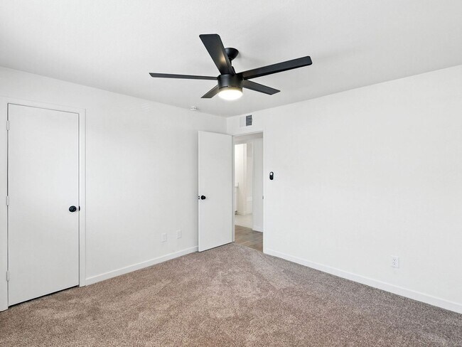 Building Photo - Fully upgraded home with garage!