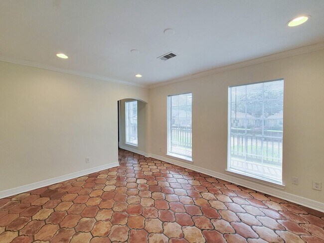 Building Photo - BEAUTIFUL LARGE 4 BEDROOM 2.5 BATH HOME