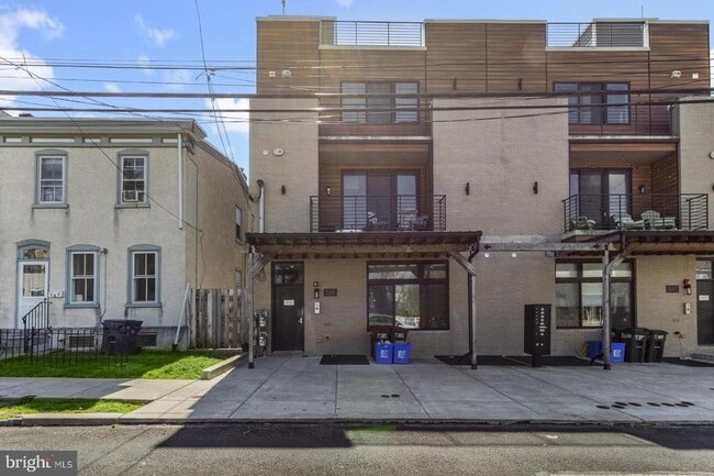Building Photo - 385 Martin St