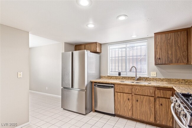Building Photo - 557 Chelsea Dr
