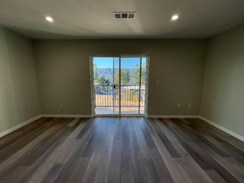 Building Photo - 900 W Graham Ave