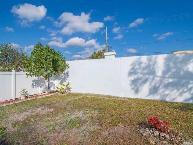 Building Photo - 476 19th Pl