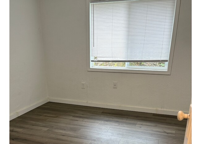 Building Photo - Great location, Great price!