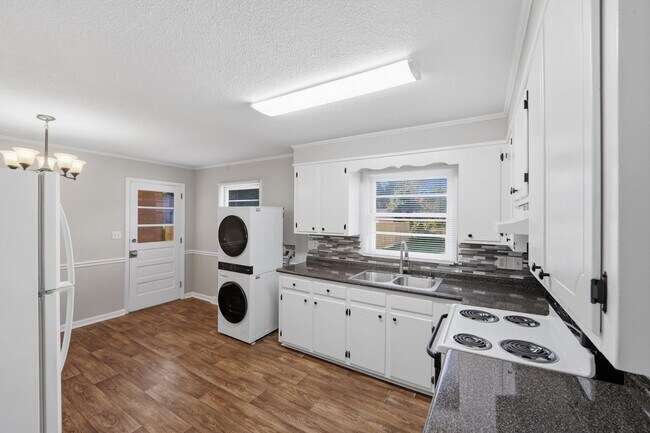 Building Photo - Beautifully Maintained 3BR Home with Hardwood Floors & Private Yard!