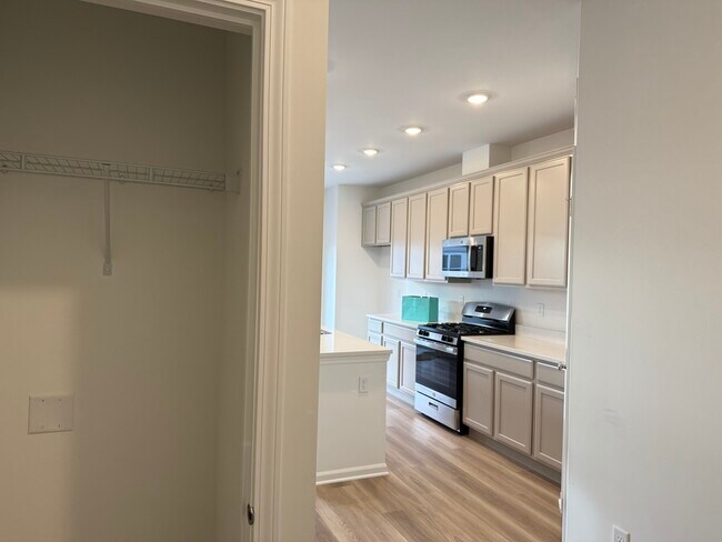 Building Photo - 302 Kingsport Dr